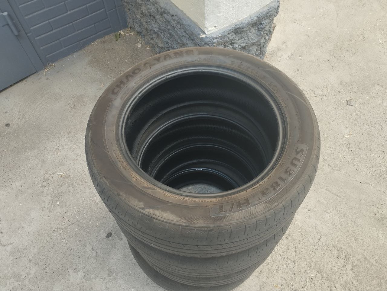 Комплект покрышек 215/60/R17. В среднем состоянии